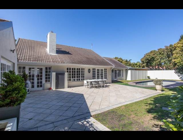 4 BEDROOM HOUSE FOR SALE IN CONSTANTIA